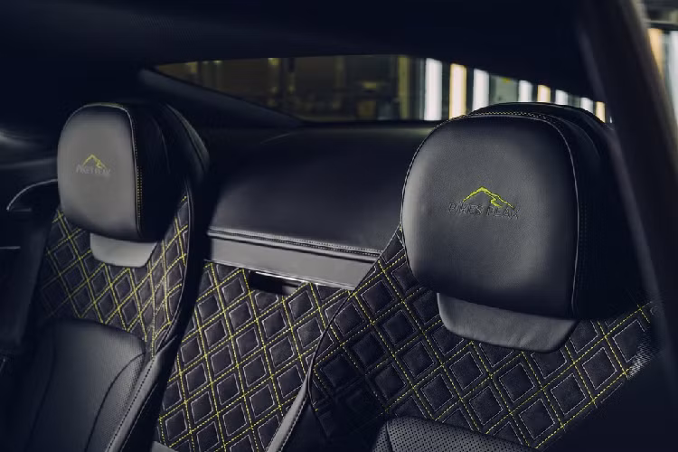 Khoang lái của Pikes Peak Continental GT nổi bật với chất liệu da Alcantara cùng những đường chỉ khâu màu xanh lá tương phản.