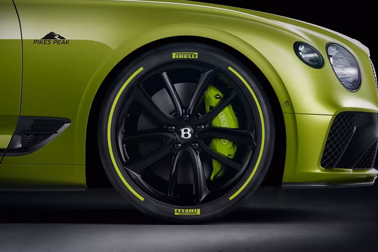 Hãng xe siêu sang Bentley chỉ sản xuất 15 chiếc Pikes Peak Continental GT và được phân phối đến thị trường Mỹ và New Zealand. Xe sở hữu bộ mâm Mulliner 5 chấu kép 22 inch, lưới tản nhiệt được trang trí số 100 tượng trưng cho tuổi đời của Bentley.