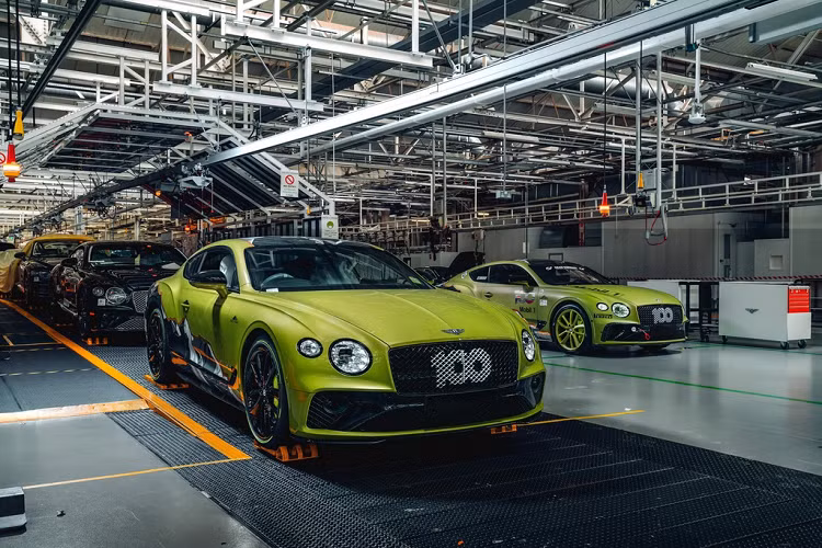 Mẫu xe sang thể thao Bentley Pikes Peak Continental GT được trang bị động cơ W12 6.0L, tăng áp kép, sản sinh công suất 626 mã lực và mô-men xoắn cực đại 900 Nm. Xe có khả năng tăng tốc 0-100 km/h trong 3,7 giây, tốc độ tối đa 333 km/h.