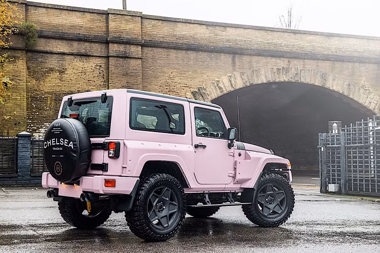 Chiếc xe Jeep Wrangler đặc biệt này là một sản phẩm có liên quan tới một cái tên quen thuộc: Afzal Kahn. Trong giới chơi xe, Afzal Kahn là một cái tên nổi tiếng, người chuyên biến đổi những chiếc Aston Martin, Land Rover và cả Ferrari.