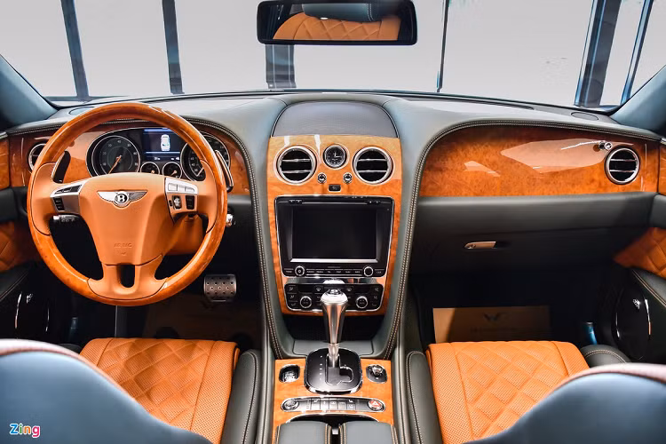 Tương tự ngoại thất, khoang lái của mẫu Bentley Flying Spur V8 S cũng được cá nhân hóa với 2 màu sắc đối lập. Kết hợp với vật liệu gỗ Madrona đắt tiền là các mảng da màu vàng Newmarket Tan và xanh đậm Cumbrian Green.