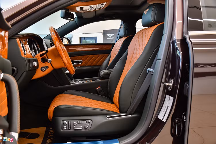 Cả 2 hàng ghế của Bentley Flying Spur V8 S đều có chức năng chỉnh điện, massage và nhớ vị trí. Không gian ở hàng ghế sau là rất rộng rãi dành cho 2 người lớn. ngoài ra, hàng ghế sau còn có màn hình cảm ứng riêng và một ngăn lạnh để chứa rượu sâm banh hoặc các thức uống khác. 