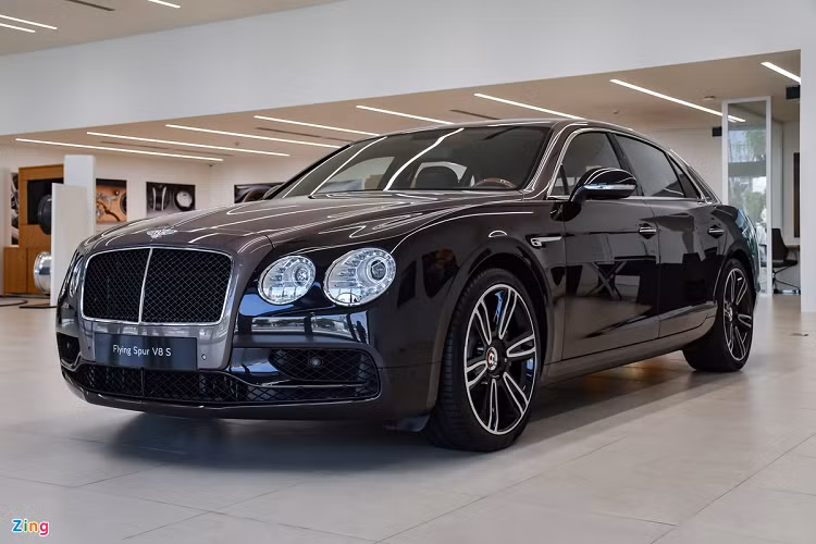 Tại Việt Nam, xe siêu sang Bentley Flying Spur V8 S nằm trong nhóm xe siêu sang "kín tiếng" nhất. Kể từ khi ra mắt vào năm 2018, mẫu sedan siêu sang của Bentley được đưa về nước với số lượt ít ỏi và rất khó để bắt gặp Flying Spur V8 S lăn bánh trên đường phố. 