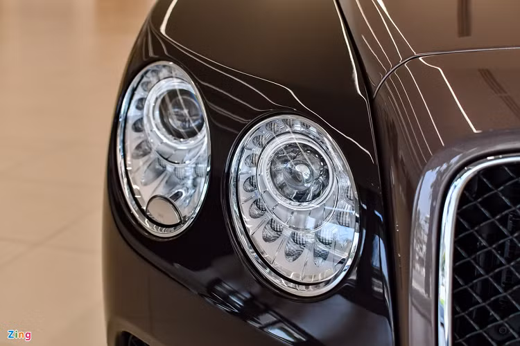 Ngoài chi tiết trang trí cạnh hốc bánh xe, ở trụ C xuất hiện thêm tên phiên bản V8 S nhằm nhấn mạnh sự khác biệt của mẫu sedan này so với các biến thể Bentley Flying Spur khác. 
