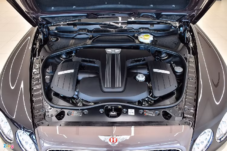 Dưới nắp ca-pô là động cơ V8 tăng áp kép 4.0L có công suất tối đa 542 mã lực và mô-men xoắn cực đại đạt 680 Nm. Mẫu sedan siêu sang được trang bị hộp số tự động 8 cấp, lẫy chuyển số trên vô-lăng đi cùng hệ dẫn động 4 bánh toàn thời gian.