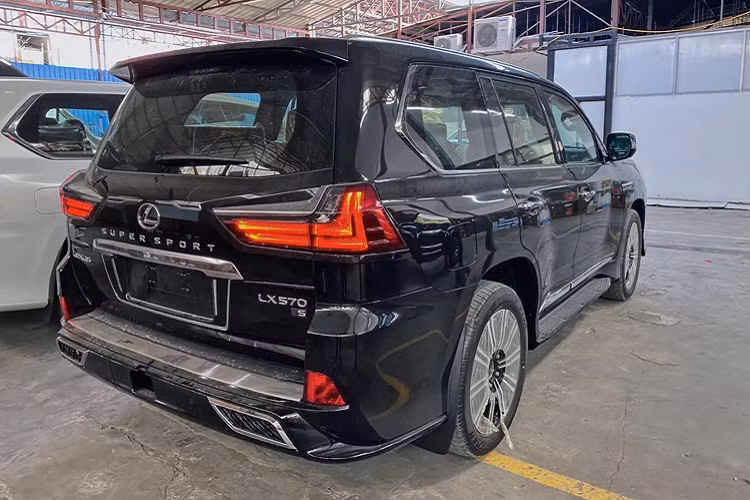 Xe được trang bị như hệ thống bao gồm: điều khiển lực kéo bốn bánh (A-TRAC) giúp kiểm soát trượt bánh xe, bộ vi sai chống trượt từ Torsen giúp phân bổ mô-men xoắn 40:60 giữa hai cầu trong điều kiện lái xe bình thường và tự động điều chỉnh phân bố mô-men xoắn khi cần thiết. Vận hành êm ái hơn nhờ hệ thống treo tự thích ứng thích nghi với từng điều kiện hoạt động (Adaptive Variable Suspension - AVS),…