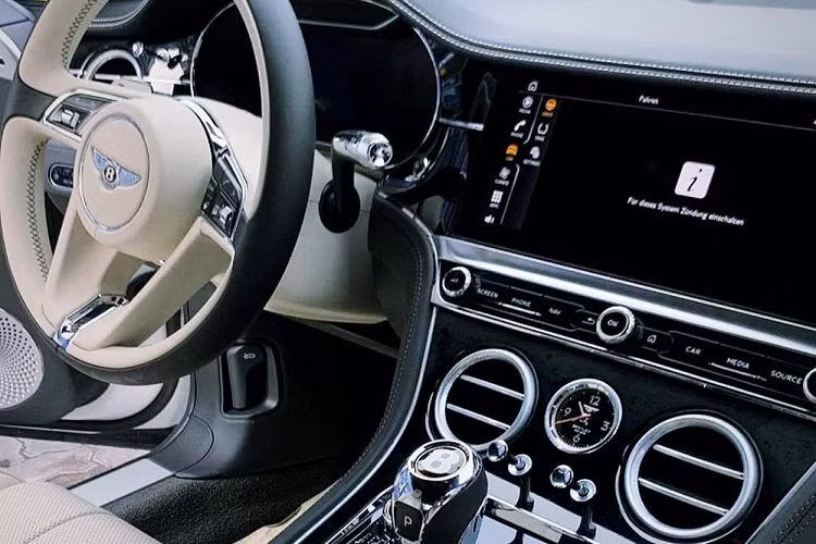 Logo Bentley trên bậc cửa phát sáng cùng 2 số năm là 1919 và 2019 thể hiện xe thuộc bản 100 năm