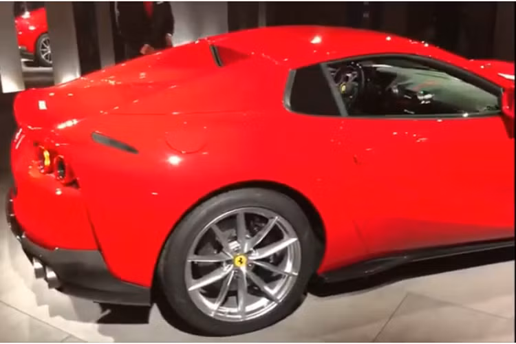 Phần mui xếp điện của siêu xe mui trần Ferrari 812 GTS có khả năng đóng hoặc mở chỉ trong thời gian 14 giây. Ngay cả khi xe lăn bánh, thao tác đóng và mở mui vẫn có thể thực hiện được nhưng phải đảm bảo chiếc Ferrari 812 GTS đang hoạt động ở vận tốc dưới 45 km/h. Siêu xe Ferrari 812 GTS là chiếc xe mui trần mạnh mẽ nhất có thể được mua một cách dễ dàng ở thời điểm hiện tại.