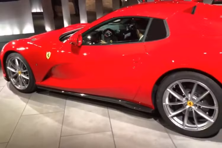 Siêu xe Ferrari 812 GTS có thể xem là một ân huệ mà hãng xe Ý dành cho các khách hàng của họ. Trên các phiên bản cao cấp trước đó như Ferrari 599 GTB hay Ferrari F12 Berlinetta đều không có phiên bản mui trần. Điểm khác biệt cơ bản nhất của Ferrari 812 GTS và Ferrari 812 Superfast đã có 2 chiếc tại Việt Nam chính là phần mui xếp cứng của Ferrari 812 GTS có thể đóng và mở tuỳ chỉnh theo ý thích của chủ xe.