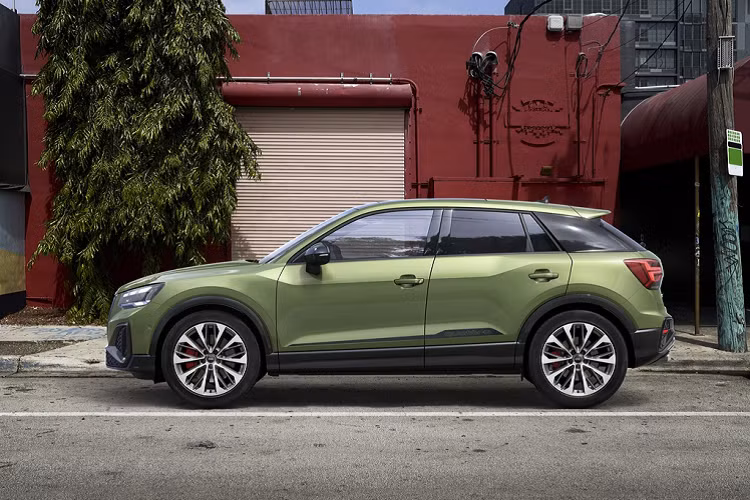 Audi cung cấp cho khách hàng gói trang trí ngoại thất, trong đó các chi tiết được sơn đen là ốp gương chiếu hậu, trụ C và ốp ống xả.
