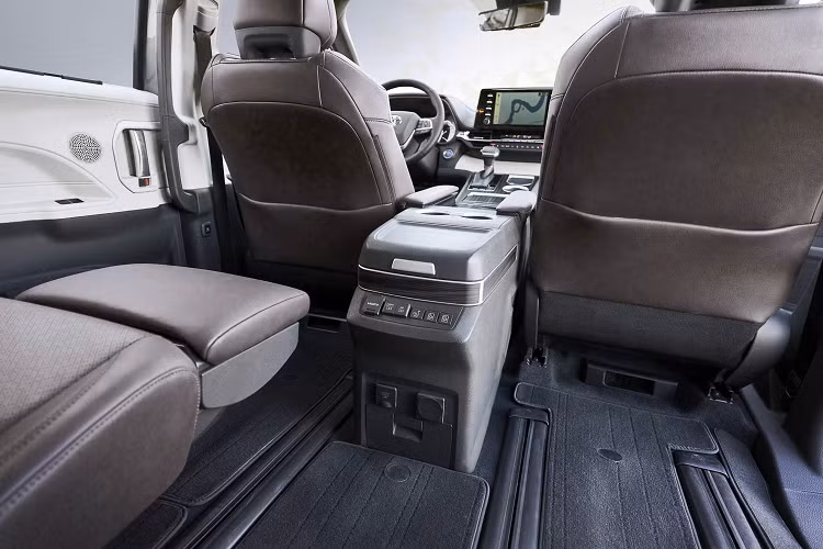 Sienna 2021 sẽ được trang bị hệ động cơ Toyota Hybrid System II độc quyền, cho công suất 243 mã lực và mức tiêu hao nhiên liệu 7.1 l/100 km. Hệ động cơ hybrid này là sự kết hợp giữa động cơ xăng 4 xylanh 2.5 L và 2 mô tơ điện (có thể được sạc tự động khi xe chạy). Mẫu minivan này cũng có 4 chế độ lái là EV, Normal, Eco và Sport.
