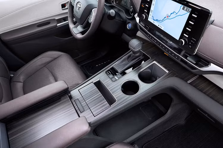 Toyota Sienna 2021 có cấu hình Super Long Slide với phần ghế thương gia siêu thoải mái ở hàng ghế thứ 2. Hàng ghế này có thể trượt 635 mm để cung cấp một khoảng để chân rộng rãi và không gian thoáng đạt cho người ngồi. Hàng ghế này còn có thể trang bị đệm chân để gia tăng sự thoải mái.