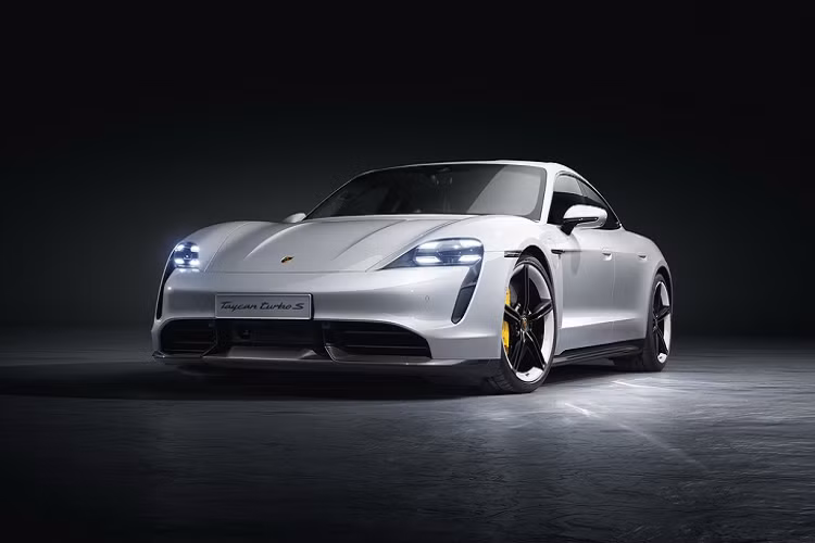 Porsche Taycan 4S được trang bị động cơ điện công suất 429 mã lực và mô-men xoắn 640 Nm. Trong khi đó phiên bản Turbo S cao cấp nhất có công suất cực đại 750 mã lực và mô-men xoắn 1.049,4 Nm, khả năng tăng tốc 0-96 km/h trong 2,6 giây trước khi đạt vận tốc tối đa 259 km/h. Giá xe Porsche Taycan 2021 có mức khởi điểm từ 103.800 USD tại Mỹ.