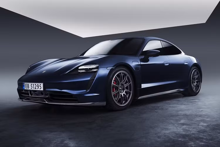 Thậm chí, nhiều người còn đánh giá Porsche Taycan hoàn toàn mới là mẫu xe đẹp nhất trong danh mục sản phẩm của Porsche. Nhưng nếu vẫn cảm thấy chưa hài lòng về ngoại hình của xe, người dùng có thể chọn thêm gói nâng cấp bằng sợi carbon, do Zyrus Engineering - công ty có trụ sở tại Na Uy sản xuất. Gói nâng cấp này giúp Taycan trở nên cá tính, thể thao hơn, được miêu tả như một gói OEM plus.