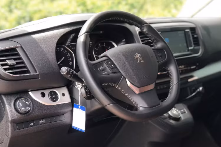 Dòng xe Peugeot Traveller phiên bản cao cấp với vách ngăn riêng biệt thích hợp để phục vụ cho các thượng khách là khách hàng cá nhân, những VIP lãnh đạo của các doanh nghiệp, xe đưa đón khách của các khách sạn và resort cao cấp.