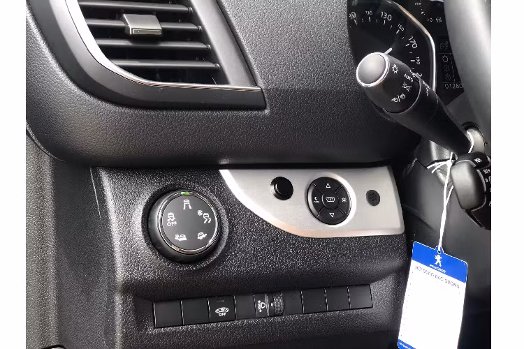 Peugeot Traveller phiên bản Premium có kích thước (DxRxC) lần lượt là: 5.315 x 1.935 x 2.030 mm. So với phiên bản tiêu chuẩn, Traveller 2020 Premium có chiều cao nhỉnh hơn khoảng 115 mm do phần nóc xe nhô lên. Xe đi kèm chiều dài trục cơ sở 3.275 mm và khoảng sáng gầm xe 170 mm.