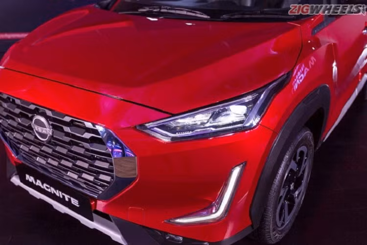 Đằng sau, Nissan Magnite 2021 sở hữu thiết kế cửa khá dốc và cánh gió đuôi nổi bật. Trên cửa cốp sau còn có tem nổi "Magnite" trong khi đèn hậu nằm ngang ôm lấy 2 góc đuôi xe. Tuy nhiên, đèn hậu lại chỉ dùng bóng Halogen thông thường.