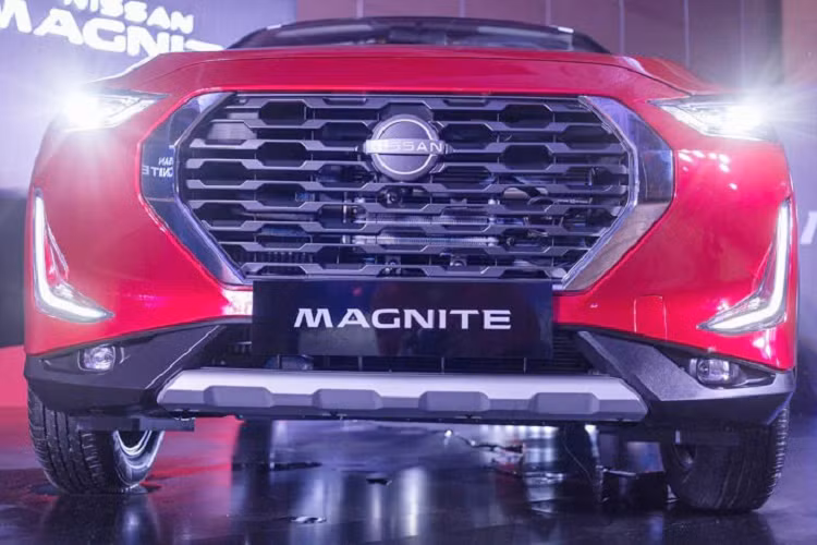 Bên sườn, Nissan Magnite 2021 được thiết kế theo phong cách đơn giản với ốp cua lốp màu đen và bộ vành hợp kim 16 inch phối 2 màu. Tiếp đến là nóc và vỏ gương ngoại thất được sơn màu đen tương phản với thân xe.
