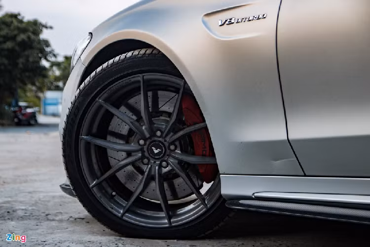 Chiếc C 63 S Edition 1 được trang bị bộ mâm hàng hiệu của Vossen, bên trong là kẹp phanh đỏ nổi bật. Dòng chữ V8 Biturbo cũng là một đặc điểm nhận diện các phiên bản của AMG.