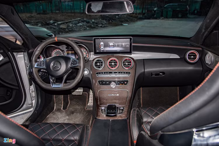 Ở bên trong, nội thất của Mercedes-AMG C 63 S hàng hiếm này được thiết kế theo phong cách đậm chất thể thao. Những trang bị nổi bật của xe như hệ thống đèn viền nội thất 3 màu, dàn âm thanh vòm Burmester 13 loa, màn hình HUD... Xe có các chế độ lái: Comfort, Sport, Sport +, Race và Individual. 