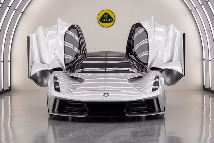 Kể từ khi siêu xe Lotus Evora xuất hiện trên thị trường, đã có rất nhiều biến thể của mẫu xe này được tung ra trong những năm qua. Nhưng, Lotus đã không tạo ra thêm bất kỳ mẫu xe đáng chú ý nào kể từ năm 2009. Hiện tại, Lotus đã thuộc quyền sở hữu của đại gia ngành ôtô đến từ Trung Quốc là thương hiệu Geely, hứa hẹn mang đến nhiều sự đổi mới. 