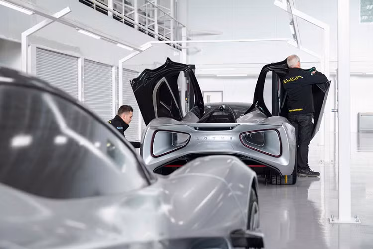Giá xe Lotus Evija bán ra thị trường vào khoảng 2,2 triệu USD và dự kiến đến tay khách hàng đầu tiên vào dịp hè này. 