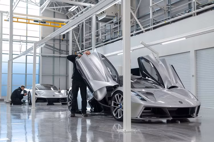 Năm ngoái, Lotus đã gây bất ngờ khi hé lộ Evija, siêu xe điện Lotus Evija có công suất 1.972 mã lực và mô-men xoắn cực đại 1.700 Nm. Thông số này đã biến nó trở thành siêu xe mạnh nhất thế giới, với khả năng tăng tốc 0-100 km/h trong chưa đầy 3 giây trước khi đạt tốc độ tối đa hơn 320 km/h. Ngay bây giờ, Lotus đã sẵn sàng để bắt tay vào sản xuất Evija. 