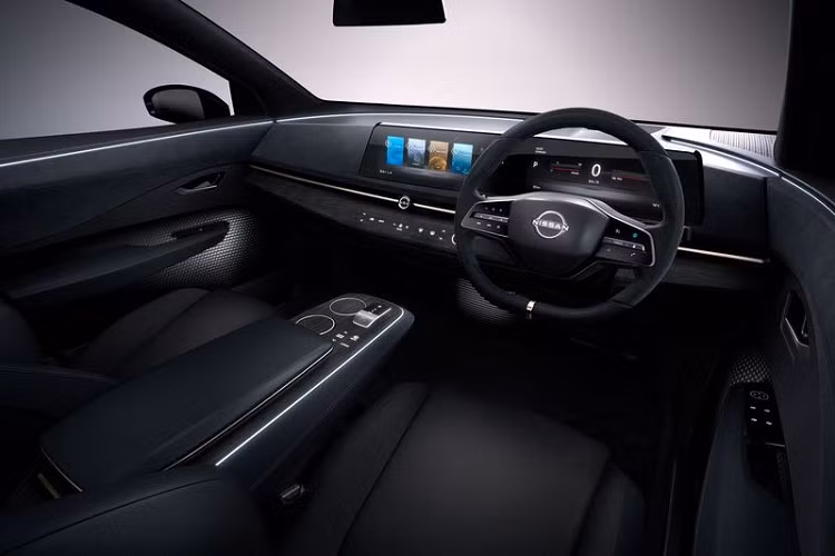 Là một mẫu crossover thuần điện nhưng kiểu dáng của Ariya lại mang hơi hướng SUV lai Coupe với phần mui phía sau vát nhẹ xuống đuôi tạo cảm giác mềm mại hơn rất nhiều. Bên cạnh đó, mâm xe trên Ariya cũng sẽ có kích thước cao nhất tới 21 inch. Đối với đuôi xe, cụm đèn hậu được thiết kế dạng 1 thanh Led kéo dài xuyên suốt tuy đơn giản nhưng lại không hề kém phần nổi bật khi nhìn vào ban đêm.