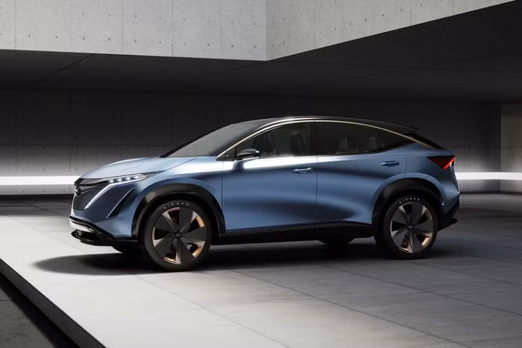 Ở phía trước, Nissan Ariya chạy điện không có quá nhiều chi tiết thừa và đa phần đều được thiết kế sắc sảo, bộ lưới tản nhiệt hình chữ V cỡ lớn, cụm đèn LED thanh mảnh cùng cản dưới to bản khoẻ khoắn.