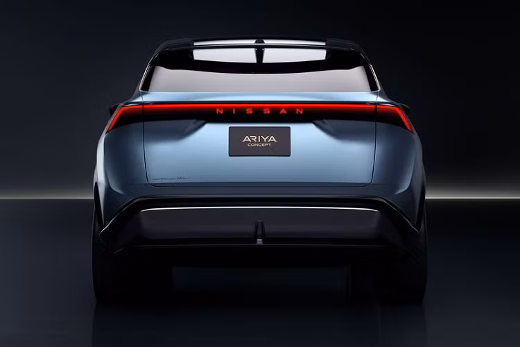 Hiện tại, Nissan chưa công bố thêm thông tin gì về hệ truyền động trên Nissan Ariya phiên bản thương mại. Theo một số nguồn tin, mẫu xe này sẽ được phát triển với bộ khung gầm riêng dành cho xe thuần điện và sử dụng hệ truyền động loại mô-tơ điện đôi gắn trên mỗi trục.
