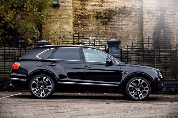 Không có thay đổi nào ở hệ truyền động, chiếc Bentley Bentayga của Project Kahn vẫn dùng động cơ xăng V8 4.0L sản sinh công suất 550 mã lực và mô-men xoắn 770 Nm, đi kèm hệ dẫn động 4 bánh và hộp số tự động ZF 8 cấp. Siêu SUV chỉ cần 4,5 giây để tăng tốc từ 0 - 100 km/h, trước khi cán tốc độ tối đa 290 km/h. Động cơ xe có tính năng vô hiệu hóa xi-lanh và Stop&amp;Start giúp cải thiện nhiên liệu.