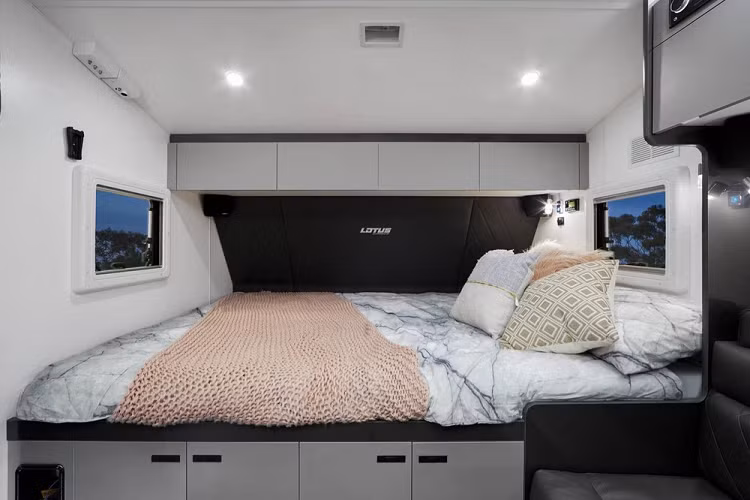 Không gian sinh hoạt chính của xe có ghế ngồi bọc da kiểu Ý được đặt trên sàn vinyl do Châu Âu sản xuất, được hỗ trợ bởi đế sàn gỗ một mảnh. Bên cạnh đó, người dùng còn có một loạt các thiết bị tiện ích, bao gồm máy giặt, bếp nướng mini, tủ lạnh Máy nén 12V và nhiều thiết bị khác.