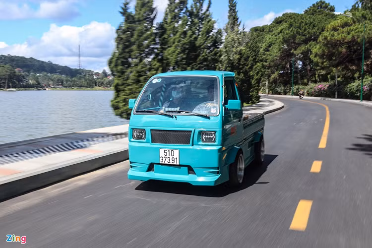 Thiết kế đèn pha hình chữ nhật đơn giản vẫn được giữ nguyên, sử dụng công nghệ LED thay cho bóng halogen nguyên bản. 