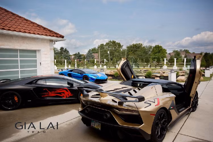 Gia Lai Team là nhóm siêu xe Việt Nam lớn nhất tại nước ngoài với gần 100 thành viên. Năm 2014, Gia Lai Team nổi danh trong cộng đồng siêu xe khi tham dự hành trình GoldRush Rally danh tiếng với 10 siêu xe dán hình bản đồ Việt Nam. Năm 2017, Gia Lai Team gây chú ý với hành trình quy tụ gần 20 siêu xe, trong đó có hypercar hàng hiếm Porsche 918 Spyder và 3 máy bay.