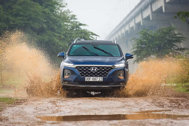 Hyundai SantaFe “chay thue truoc gio G”, canh tranh Toyota Fortuner
