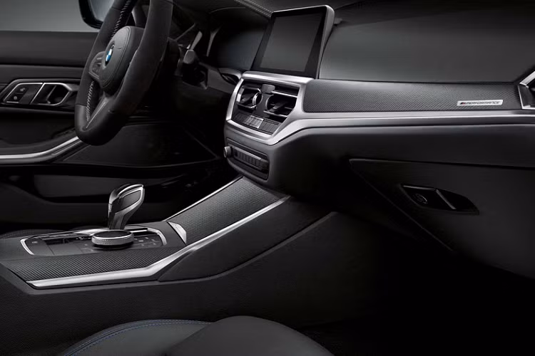 Khoang lái bên trong BMW M440i xDrive Coupe 2020 cũng sở hữu nhiều nâng cấp. Vô-lăng mới ốp sợi carbon với phần da màu đỏ được dùng để đánh dấu vị trí 12 giờ. Phía sau, hai lẫy chuyển số lớn với kí hiệu (+) và (-) sơn đỏ nổi bật. Sợi carbon tiếp tục được sử dụng ở bảng điều khiển trung tâm, táp-lô,…