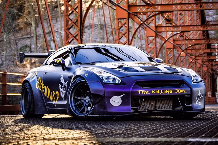 Với bản Nissan GT-R R35 độ Joker này, người hâm mộ cũng rất nôn nao với một bản độ phong cách Batman của Liberty Walk trong tương lai. Biết đâu được ?