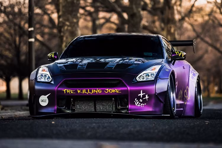 Ngoài ra cánh lướt gió to bản phía sau cũng là một chi tiết khiến chiếc Nissan GT-R độ trở nên độc đáo hơn. Bên cạnh đó, những dòng chữ như tiếng cười hay câu nói nổi tiếng “Why So Serious” của Joker cũng xuất hiện trên body xe.
