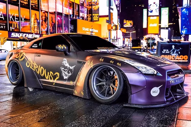 Nissan GT-R thế hệ R35 được trang bị hộp số ly hợp kép 6 cấp (auto-clutch manual) Aichi Kikai, động cơ đặt trước V6 tăng áp kép (twin-turbo; max 10,2 Psi) dung tích 3.8L (DOHC;24V) sinh công cực đại 480 mã lực tại 6400 vòng/phút và mô-men xoắn tối đa 588 Nm tại 3200 vòng/phút.