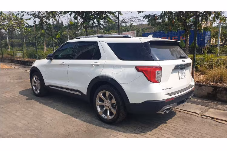 Cần số dạng núm xoay thiết kế mới nhỏ hơn trước. Núm xoay Drive Mode nhiều chế độ lái như: Bình thường (Normal), Thể thao (Sport), Đường mòn (Trail), Đường trơn trượt (Slippery), Kéo rơ-mooc (Tow/Haul) và chế độ Tiết kiệm (Eco). Tuy nhiên, đây lựa chọn dành cho những ai yêu thích xe SUV động cơ cỡ lớn, hoặc thích chơi hàng độc khi Explorer hoàn toàn mới chính hãng vẫn chưa hẹn ngày về Việt Nam.