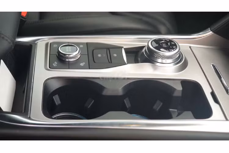 Bước sang thế hệ mới, nội thất Explorer 2020 sở hữu cabin hiện đại với nhiều tiện nghi hơn trước. Những trang bị Tiêu Chuẩn bao gồm: cốp điện, kết nối WiFi 4G LTE (cho 1 lúc 10 thiết bị), màn hình cảm ứng 8.0 inch ở trung tâm bảng táp-lô (hoặc 10,1 inch bản cao), cụm đồng hồ hỗ trợ lái kỹ thuật số 12,3 inch hiển thị 3D thay cho loại analog ở các thế hệ trước.