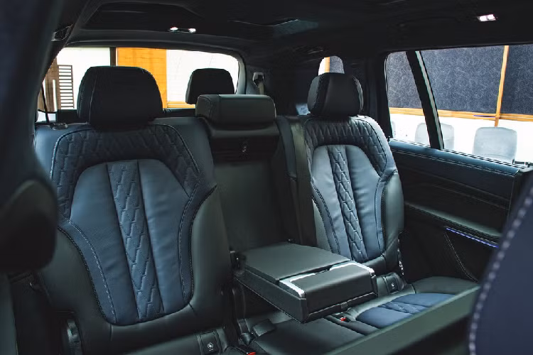 BMW X7 2021 mới phiên bản Dark Shadow Edition được trang bị động cơ 3.0L, tăng áp kép, sản sinh công suất 335 mã lực và mô-men xoắn cực đại 450 Nm. Đối với phiên bản M50i, sức mạnh động cơ được tăng lên mức 523 mã lực, mô-men xoắn cực đại 750 Nm.