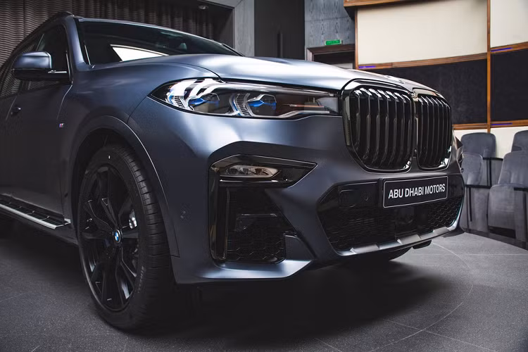 Ngoại thất xe được sơn màu xám Frozen Arctic Grey, trang Carscoops nhận xét lớp sơn trên X7 Dark Shadow Edition giống với màu xám Frozen Dark Grey hơn vì với tone màu xanh trông sáng hơn. Xe được trang bị tiêu chuẩn bộ mâm 5 chấu chữ V màu đen nhám, kích thước 21 inch.