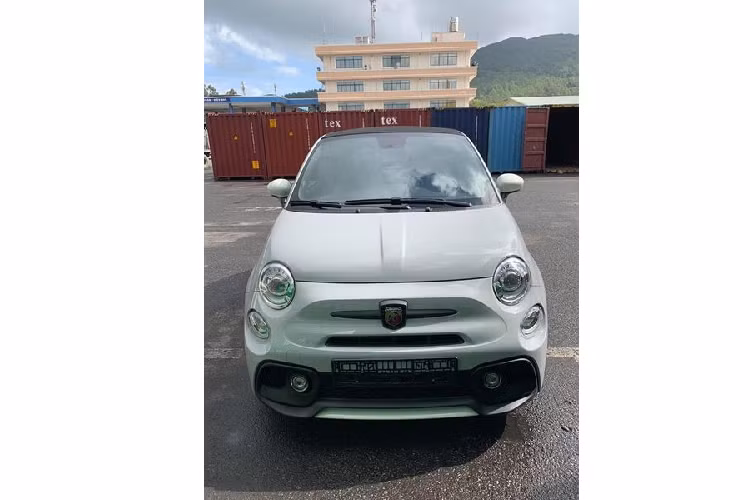 Bộ ghế ngồi của Abarth 595 có khung ghế từ sợi carbon và bọc da cao cấp. Thiết kế khoang cabin của xe mang phong cách đơn giản và thể thao