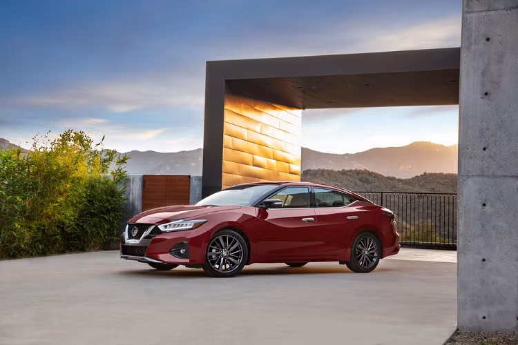  Giá xe Nissan Maxima 2021 từ 36.990 USD (khoảng 857 triệu đồng). Trong khi đó, bản SR sẽ có giá từ 42.150 USD (khoảng 976,8 triệu đồng) và Platinum có giá 42.220 USD (khoảng 978,9 triệu đồng). Đối với bản Nissan Maxima 40th Anniversary Edition, đây thực chất là một chiếc Maxima Platinum nhưng được bổ sung một vài tính năng độc đáo, xe có giá từ 44.345 USD (khoảng 1,028 tỷ đồng).