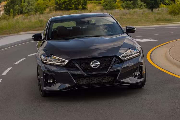 Được sản xuất từ năm 1980, Maxima là dòng sedan lớn nhất của Nissan. Đây là mẫu xe chiến lược của Nissan tại Bắc Mỹ, Trung Quốc và Trung Đông. Nissan Maxima cạnh tranh với Toyota Avalon, Dodge Charger, Kia Cadenza và Chevrolet Impala.