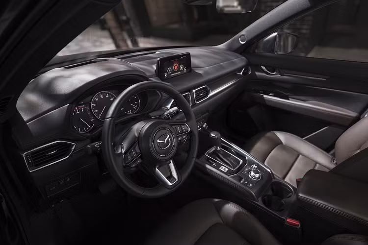 Ở bên trong, CX-5 Carbon Edition được trang bị ghế bọc da màu đỏ cùng các điểm nhấn màu đen tương phản trên bảng điều khiển, cửa... Vô-lăng và cần số được khâu chỉ đỏ nổi bật.
