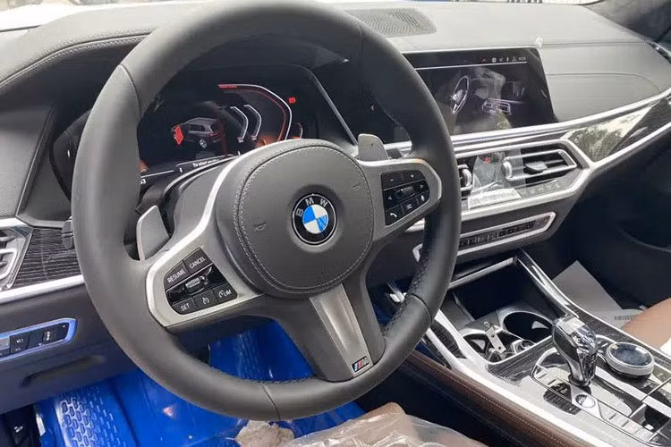 Nội thất của BMW X7 M Sport cũng không có nhiều điểm khác so với bản Pure Excellence. Bên trong xe có thêm vô lăng M 3 chấu nhưng một số tiện nghi lại không bằng bản Pure Excellence, ví dụ như bản M Sport chỉ được trang bị hệ thống âm thanh Harman Kardon chứ không phải Bowers &amp; Wilkins, màn hình giải trí cho hàng ghế thứ 2 cũng bị loại bỏ.