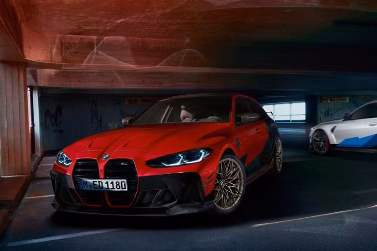  BMW M3 và M4 2021 mới là 2 mẫu xe hiệu suất cao nâng cấp từ dòng 3-Series và 4-Series. Đây là thế hệ thứ 6 của dòng xe này. Thế hệ đầu tiên ra mắt từ năm 1986 với chiếc M3 E30. Với M3 G80 và M4 G82 mới, xe sử dụng động cơ twin-turbo 6 xilanh thẳng hàng, dung tích 3.0L với công suất 479 mã lực và mô-men xoắn 550 Nm. Trong khi đó, biến thể M3 Competition và M4 Competition mạnh hơn có công suất lên đến 510 mã lực và mô-men xoắn 650 Nm.