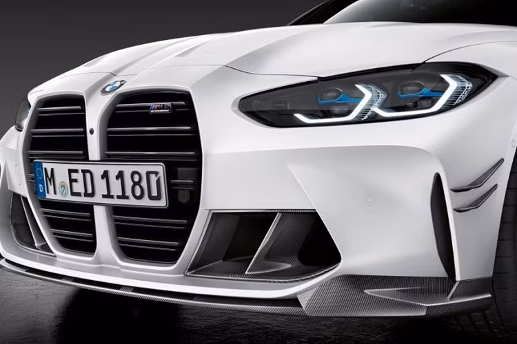 Với gói nâng cấp M Performance, BMW M3 và M4 bản độ sẽ được lắp đặt nhiều chi tiết làm từ sợi carbon, bao gồm lưới tản nhiệt, vây cá cản trước, mang cá bên hông với logo M, ốp tai gương ngoại thất, ốp hông, nắp bình xăng...
